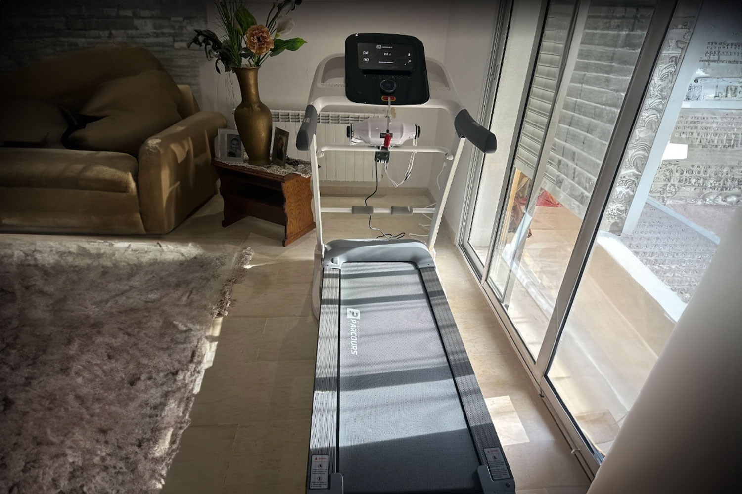 Appartement moderne avec tapis plié